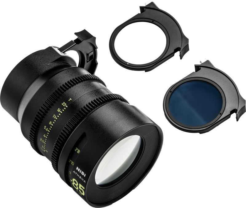 800q-11_123981 NiSi Cine Lens Athena Prime Set E-Mount -objektiivi on kuvassa kahden mustan pyöreän suodattimen, yhden kirkkaan ja yhden sävytetyn, kanssa, jotka on asetettu objektiivin viereen vaaleaa taustaa vasten.
