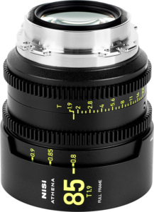 800q-12_123976 Lähikuva NiSi Cine Lens Athena Prime Set PL-Mount -objektiivista, jossa korostuvat tarkat keltaiset tarkennus- ja aukkomerkinnät linssin tyylikkäässä mustassa tynnyrissä.