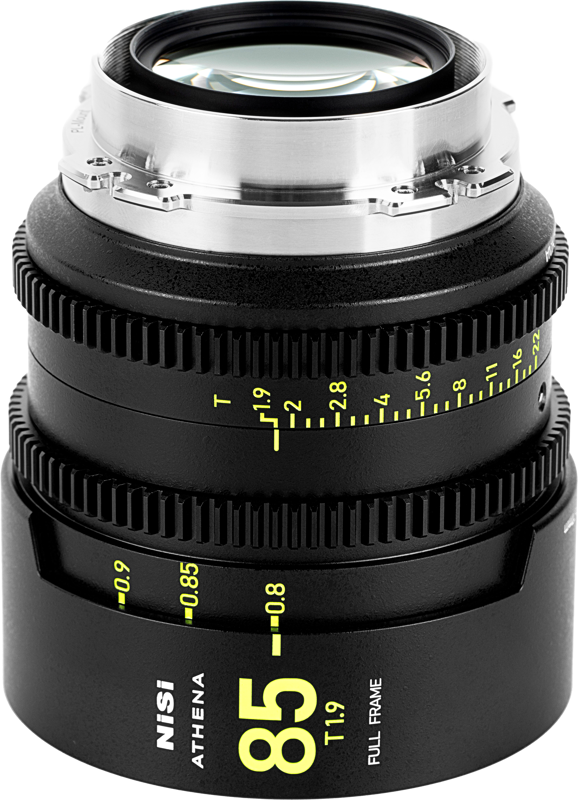 800q-12_123976 Lähikuva NiSi Cine Lens Athena Prime Set PL-Mount -objektiivista, jossa korostuvat tarkat keltaiset tarkennus- ja aukkomerkinnät linssin tyylikkäässä mustassa tynnyrissä.