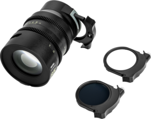 800q-12_123981 NiSi Cine Lens Athena Prime Set E-Mount -objektiivi on kuvassa mustana, ja siinä on sivulle asennettu suodatinpidike sekä kaksi pyöreää suodatinta - yksi kirkas ja yksi tumma - jotka on sijoitettu yhteensopiviin pidikkeisiin valkoista taustaa vasten.