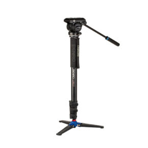 Mustassa Benro Monopod Kit Alu A48FD + S4 PRO Head -monopodissa on nestemäinen videopää, säädettävä kahva ja kokoontaitettavat jalustan jalat, ja se on kuvassa pystyssä valkoista taustaa vasten.