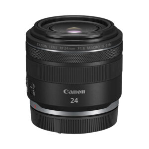 CanonRF24_004 Canon RF 24mm f/1.8 Macro IS STM -objektiivi näkyy valkoisella taustalla, ja sen musta muotoilu, Canon-brändi ja objektiivin yksityiskohtaiset tiedot korostuvat.
