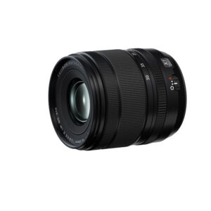 Fuji_XF16-50mm_001 Musta Fujifilm Fujinon XF 16-50mm f/2.8-4.8 R LM WR -objektiivi näkyy valkoisella taustalla, ja siinä näkyy tarkennusrengas ja zoomausrengas sekä näkyvät objektiivin merkinnät.