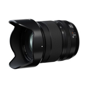 Fuji_XF16-50mm_003 Musta Fujifilm Fujinon XF 16-50mm f/2.8-4.8 R LM WR -objektiivi zoom-objektiivi, johon on kiinnitetty vastavalosuoja, kuvakulmassa valkoisella taustalla.