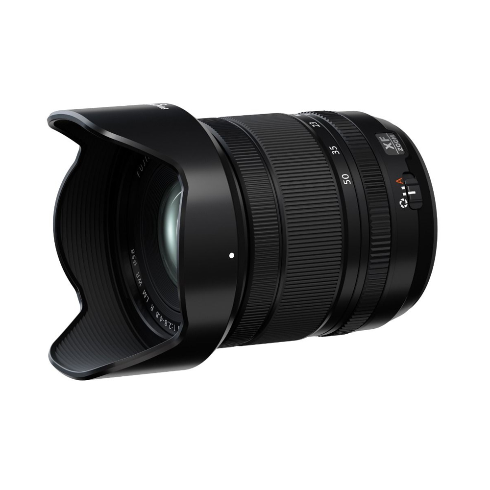 Fuji_XF16-50mm_003 Musta Fujifilm Fujinon XF 16-50mm f/2.8-4.8 R LM WR -objektiivi zoom-objektiivi, johon on kiinnitetty vastavalosuoja, kuvakulmassa valkoisella taustalla.