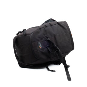 Lowepro 500 AW Lowepro Flipside 500 AW - Käytetty, tilava musta kamerarinkka, jossa on useita taskuja ja säädettävät hihnat, näkyy kyljellään valkoista taustaa vasten.