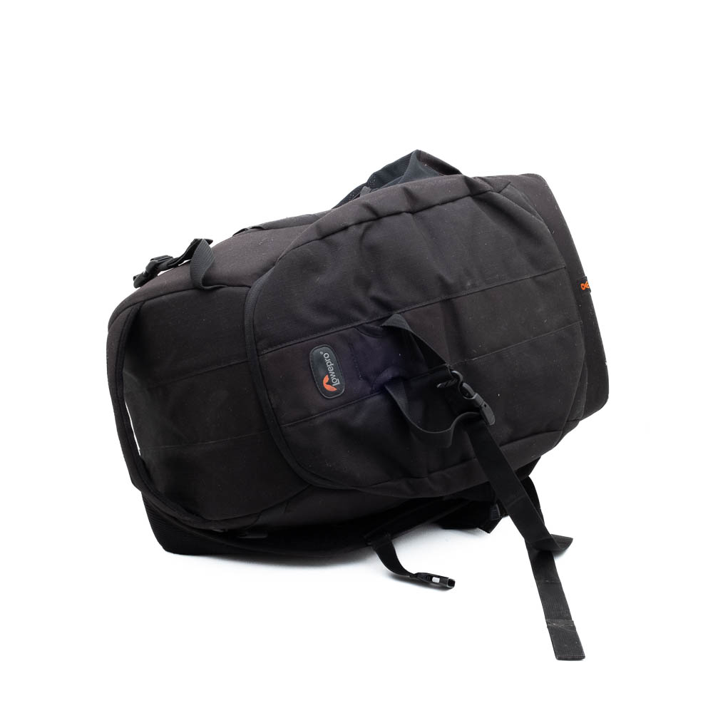 Lowepro 500 AW Lowepro Flipside 500 AW - Käytetty, tilava musta kamerarinkka, jossa on useita taskuja ja säädettävät hihnat, näkyy kyljellään valkoista taustaa vasten.