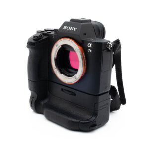Sony A7 II-4-2 Sony A7 II (SC 2000) + akkukahva - Käytetty