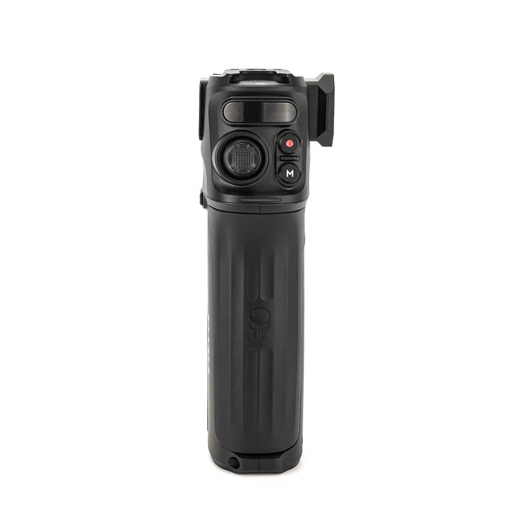 TiltaNH_002 TILTA Nucleus Nano II Handle on musta elektroninen kädessä pidettävä laite, jossa on kuvioitu kahva, ohjauspainikkeet ja pieni joystick etupuolella, kuvassa pystyasennossa valkoista taustaa vasten.