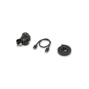 TiltaNNMK_003 Kolmen mustan esineen sarja valkoisella pohjalla: TILTA Nucleus Nano II Motor Kit, jossa on kompakti moottori, jossa on painikkeet ja kiinnitys, USB-kaapeli ja kierretty hammaspyörän kaltainen nauha.