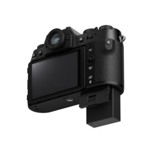 X-T507 Fujifilm X-T50 -järjestelmäkamera, musta, näytetään takaa LCD-näyttö ja ohjauspainikkeet näkyvissä, ja akkulokero auki ja akku osittain asetettu kameran rungon alle.