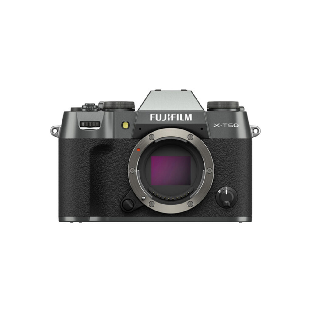 X-T50CS Etukuva Fujifilm X-T50 -järjestelmäkamera, harmaa näyttää kennon ja useita säätöpyörät musta ja hopea kameran runko, ilman objektiivia kiinnitetty.