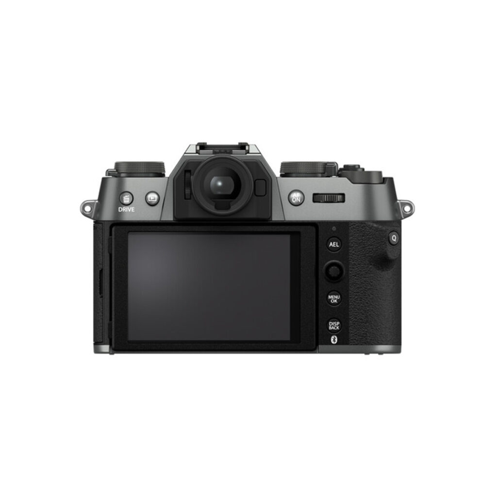 X-T50CS2 Fujifilm X-T50 -järjestelmäkamera, harmaa, näkyy takaa LCD-näytöllä, etsimellä ja ohjauspainikkeilla hopean ja mustan rungon päällä valkoista taustaa vasten.