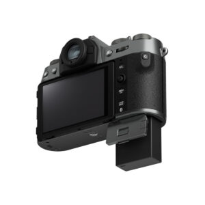 X-T50CS7 Fujifilm X-T50 -järjestelmäkamera, harmaa, kuvattuna takaa: näkyvissä LCD-näyttö, ohjauspainikkeet ja osittain ulos vedetty akkutila. Kamerassa on kuvioitu otepinta ja etsin.