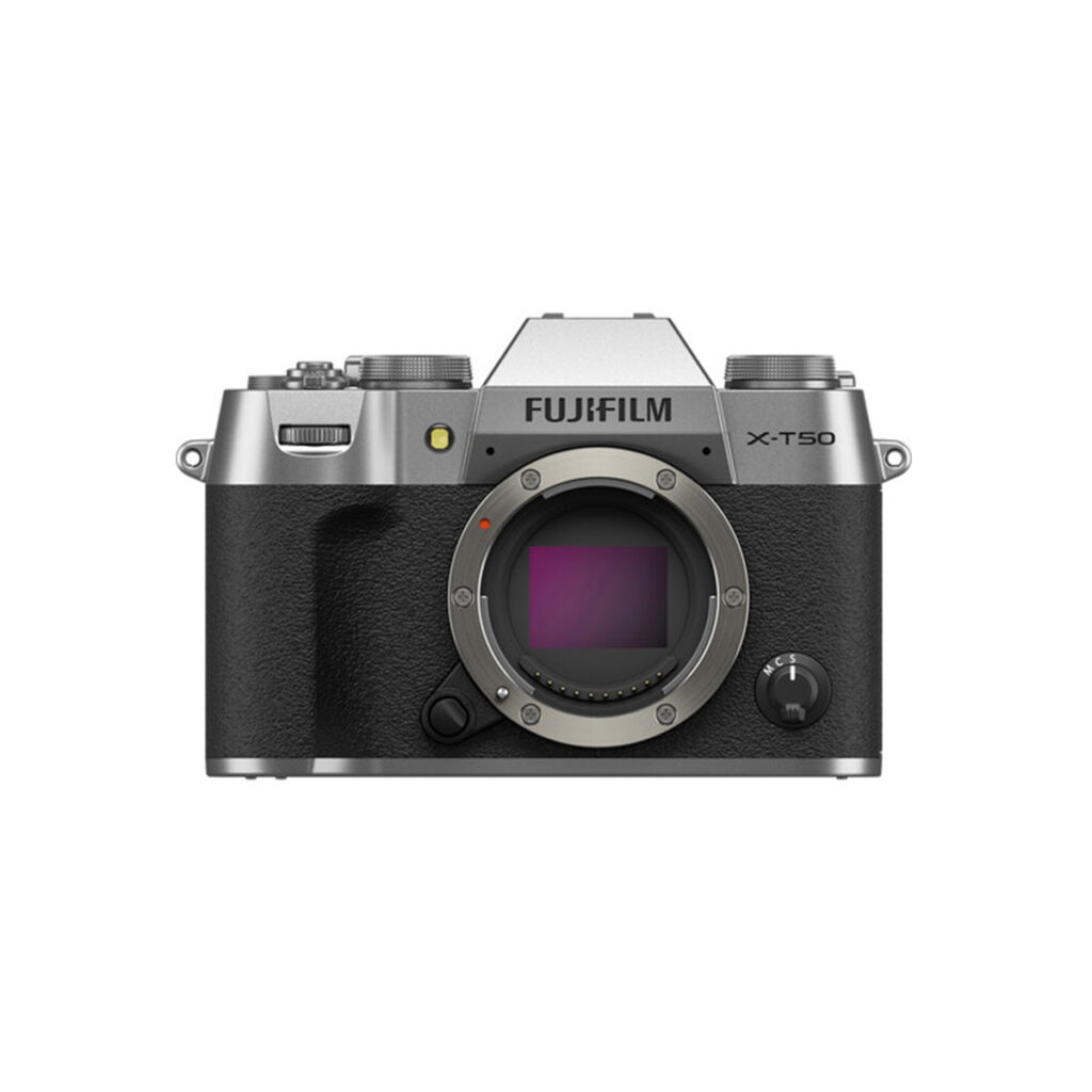 X-T50S Fujifilm X-T50 -järjestelmäkameran, hopea, etukuva näyttää peilittömän kameran rungon hopeanvärisenä ja mustana, jossa on objektiivin kiinnitys ja näkyvä tuotenimi kennon yläpuolella.