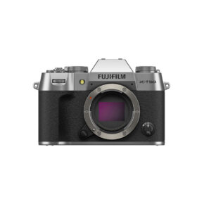 X-T50S Fujifilm X-T50 -järjestelmäkameran, hopea, etukuva näyttää peilittömän kameran rungon hopeanvärisenä ja mustana, jossa on objektiivin kiinnitys ja näkyvä tuotenimi kennon yläpuolella.
