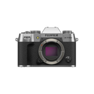 X-T50S Fujifilm X-T50 -järjestelmäkameran, hopea, etukuva näyttää peilittömän kameran rungon hopeanvärisenä ja mustana, jossa on objektiivin kiinnitys ja näkyvä tuotenimi kennon yläpuolella.