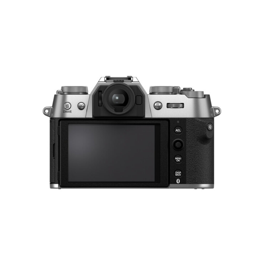 X-T50S1 Fujifilm X-T50 -järjestelmäkamera, hopea näkyy takaa, ja siinä on suuri nestekidenäyttö, jossa on erilaisia säätöpainikkeita ja valintakiekkoja sen hopeanvärisessä ja mustassa rungossa valkoista taustaa vasten.