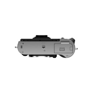 X-T50S3 Fujifilm X-T50 -järjestelmäkamera, hopea; kompakti digitaalikamera, jonka runko on hopea, ylhäältä alaspäin, objektiivi, akkulokero ja säätöpyörät valkoista taustaa vasten.