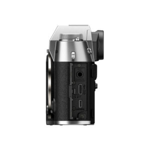 X-T50S5 Fujifilm X-T50 -järjestelmäkamera, hopea, näytetään vasemmalta, paljastaen MIC-, REMOTE-, HDMI- ja USB-portit, kuvioitu kahva ja sen hopeanmusta runko valkoista taustaa vasten.