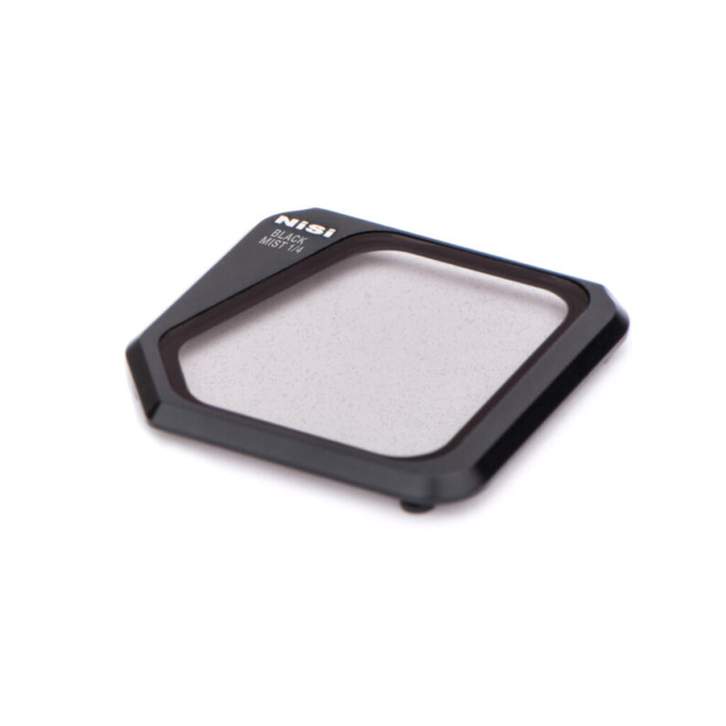 blackmist14 Mustalla kehyksellä varustettu Nisi Filter For Mavic 3 Black Mist 1/4 -suodatin näkyy valkoisella pohjalla, ja siinä on NiSi-tuotemerkki ja S6/S5 Mist 1/4 -merkinnät.
