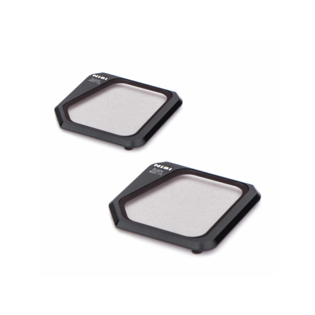 blackmistkit Kaksi suorakulmaista kameran linssisuodatinta, joissa on mustat kehykset ja läpinäkyvä lasi, ja joissa on merkintä Nisi Filter For Mavic 3 Black Mist Kit, valkoisella pohjalla.