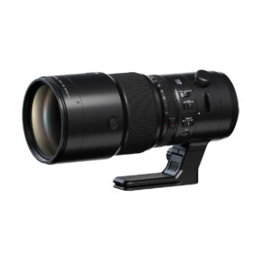 Fujifilm Fujinon GF 500mm f/5.6 R LM OIS WR -objektiivi näkyy valkoisella taustalla, ja siinä on musta telemuotoilu, jalustakiinnityskaulus, useita säätökytkimiä ja suuri etuelementti.