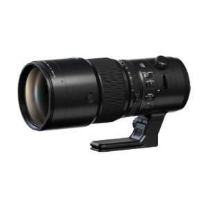 Fujifilm Fujinon GF 500mm f/5.6 R LM OIS WR -objektiivi näkyy valkoisella taustalla, ja siinä on musta telemuotoilu, jalustakiinnityskaulus, useita säätökytkimiä ja suuri etuelementti.