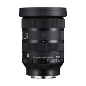 Sigma 24-70mm f/2.8 DG DN II Art -objektiivi Sony E:lle näkyy pystyssä valkoista taustaa vasten, ja sen tarkennusrenkaat, zoomausrenkaat, polttovälin merkinnät ja Sigma-brändi korostuvat.