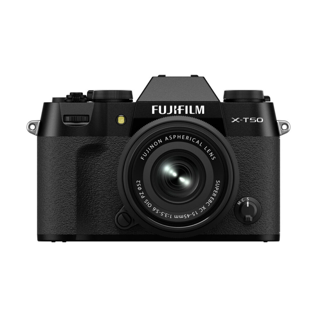 x-t50_15-45mm_black_02 Etukuva mustasta Fujifilm X-T50 -digitaalikamerasta, jossa on XC 15-45mm f/3.5-5.6 -objektiivi ja Fujifilmin tuotemerkki ja mallinimi objektiivin yläpuolella.