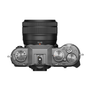 x-t50_15-45mm_silver_02 Fujifilm X-T50 + XC 15-45mm f/3.5-5.6, hopea -digitaalikamera mustalla 15-45mm objektiivilla. Näkyvissä ovat moodivalitsin, suljinnopeuden säädin, on/off-kytkin, painikkeet ja keskellä oleva hot shoe.