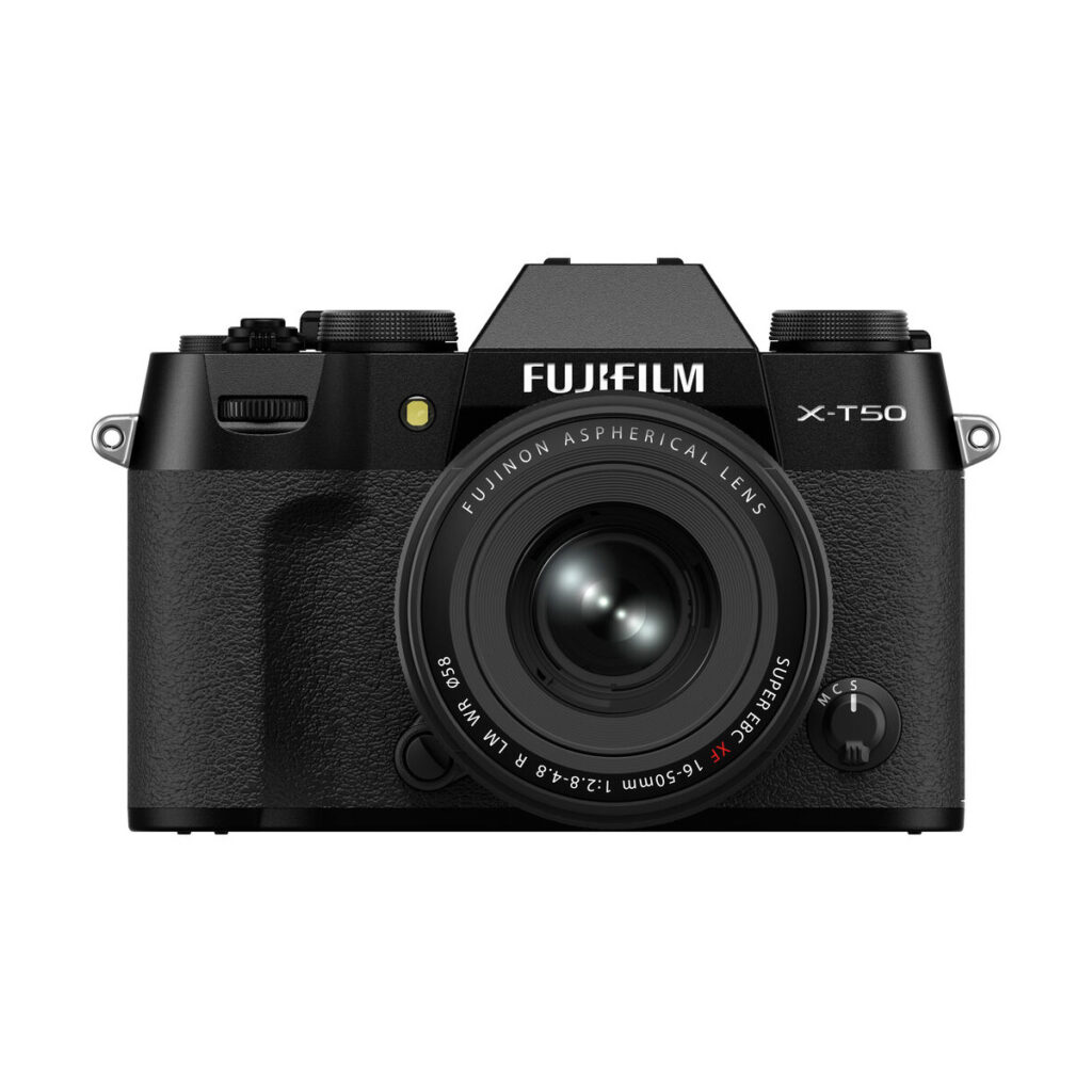 x-t50_16-50mm_black_02 Musta Fujifilm X-T50 + XF 16-50mm f/2.8-4.8 -kamera näkyy edestä, ja objektiivin yläpuolella näkyy tuotemerkki ja mallin nimi.