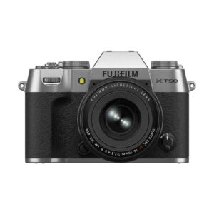 Fujifilm X-T50 + XF 16-50mm f/2.8-4.8 (hopea) -digitaalikameran etunäkymä, jossa on musta kuvioitu kahva, hopeinen runko ja kiinnitetty objektiivi, jonka ylä- ja etupuolella on näkyvät säätimet ja painikkeet.