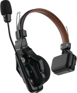 800q-01_124792 Hollyland Solidcom C1 Pro Wireless Stereo Master -kuulokkeet ovat mustat ja ruskeat, ja niissä on pehmustettu pääpanta, puomimikrofoni, näkyvät ohjauspainikkeet ja molemmat korvakupit kuvattuna kulmasta katsottuna.