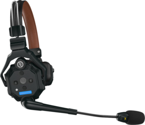800q-01_124793 Hollyland Solidcom C1 Pro Wireless Stereo Remote -kuulokkeet ovat mustat ja ruskeat, ja niissä on pehmustettu pääpanta, kääntyvä mikrofonipuomi ja korvakuppien säätimet, joissa on merkinnät A, B ja keskipainike.