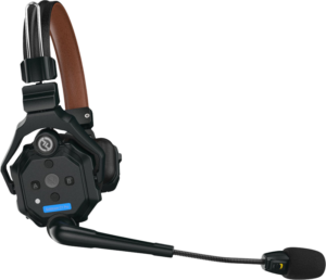 800q-01_124793 Hollyland Solidcom C1 Pro Wireless Stereo Remote -kuulokkeet ovat mustat ja ruskeat, ja niissä on pehmustettu pääpanta, kääntyvä mikrofonipuomi ja korvakuppien säätimet, joissa on merkinnät A, B ja keskipainike.