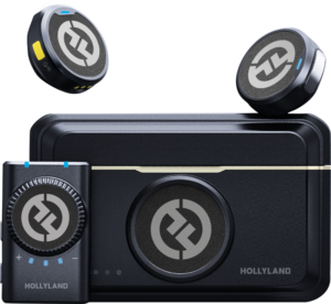 800q-01_126988 HOLLYLAND LARK M2 CAMERA - WIRELESS LAVALIER MICROPHONE (DUO, SHINECHARCOAL) -setti sisältää kaksi pyöreää mustaa mikrofonia, suorakulmaisen latauskotelon ja kompaktin ohjausyksikön, jossa on painikkeet ja pyöreä säätöpyörä ja jossa on Hollylandin logo.