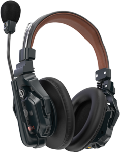 800q-01_127736 Hollyland Solidcom C1 Pro Wireless Stereo Master -kuulokkeet (kaksoiskorvaversio) ovat mustan ja ruskean väriset over-ear-kuulokkeet, joissa on pehmustettu pääpanta, säädettävä mikrofoni, suuret pehmustetut korvakupit ja kestävä mekaaninen rakenne.