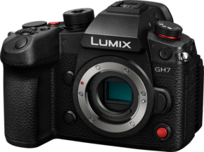 Panasonic Lumix GH7 -järjestelmäkameran lähikuvassa näkyy sen kuvioitu kahva, säätimet, painikkeet ja kenno ilman objektiivia.