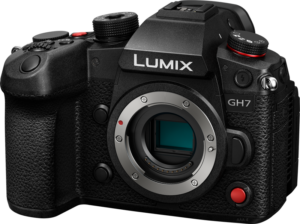 Panasonic Lumix GH7 -järjestelmäkameran lähikuvassa näkyy sen kuvioitu kahva, säätimet, painikkeet ja kenno ilman objektiivia.