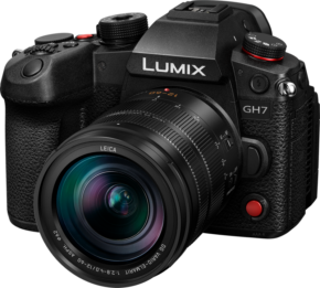 800q-01_128376 Panasonic Lumix GH7+12-60mm f/2.8-4 Leica-kamera näkyy lähikuvassa, jossa korostuvat sen painikkeet, kuvioitu kahva ja tuotemerkki.
