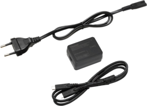 800q-01_128377 Mustassa Panasonic AC Adapter USB-C -verkkolaitteessa on irrotettava kaksijohtiminen virtajohto ja erillinen USB-C-kaapeli, jotka on esitetty valkoisella pohjalla.