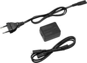 800q-01_128377 Mustassa Panasonic AC Adapter USB-C -verkkolaitteessa on irrotettava kaksijohtiminen virtajohto ja erillinen USB-C-kaapeli, jotka on esitetty valkoisella pohjalla.