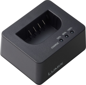 800q-01_128379 The Panasonic BLK22 Charger USB-C is a black LUMIX charger with three indicator lights marked 50 %, 80 % and 100 %, and an open slot for charging the battery.
