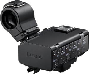 Panasonic DMW-XLR2 Mikrofoni Adapteri on musta XLR-mikrofonisovitin, jossa on useita tulovalitsimia, kytkimiä ja kamerakiinnike.