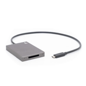 Angelbird Cfexpress reader-1 Angelbird CFexpress Type B -kortinlukija MK2 (sis.ALV24%) - Käytetty on ohut, suorakulmainen ulkoinen kortinlukija, jossa on lyhyt liitetty USB-C-kaapeli, yksi korttipaikka toisella puolella ja metallinharmaa viimeistely.