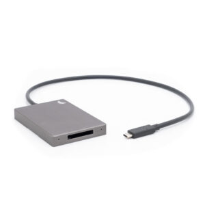 Angelbird Cfexpress reader-1 Angelbird CFexpress Type B -kortinlukija MK2 (sis.ALV24%) - Käytetty on ohut, suorakulmainen ulkoinen kortinlukija, jossa on lyhyt liitetty USB-C-kaapeli, yksi korttipaikka toisella puolella ja metallinharmaa viimeistely.