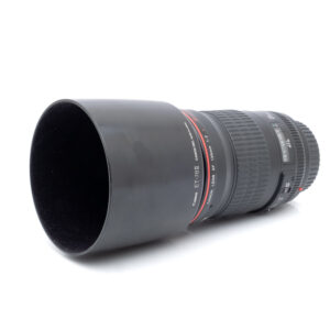 Canon 135mm f2L-1 Musta Canon EF 135mm f/2 L USM - Käytetty kameran objektiivi, johon on kiinnitetty vastavalosuoja, valkoisella taustalla.