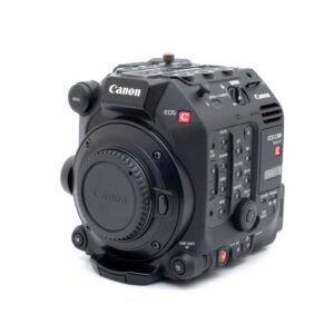 Canon C300 mark III-3 Canon EOS C300 Mark III (18h kuvattu, sis.ALV24%, Takuu 12kk) - Käytetty elokuvakamerarunko on esitetty etupuolelta, jossa näkyy erilaisia painikkeita, valitsimia ja portteja. Ei objektiivia kiinnitettynä.