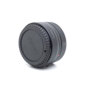 Mustan värinen Canon Mount Adapter EF - EOS R (Kunto K5) - Käytetty on valkoisella pohjalla, ja Canon-logo näkyy selvästi objektiivin etusuorassa.